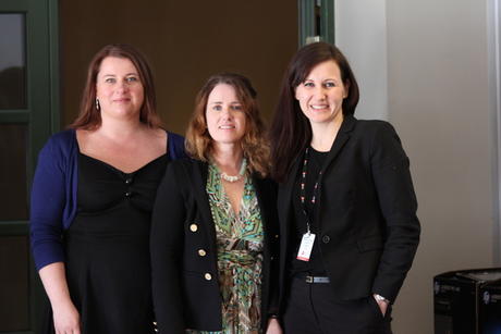 Kathrine Haugland Martinsen (s), Irmelin Sangolt Tjelflaat (b) og Marianne Solberg Johnsen (v) er nye i FOs arbeidsutvalg. (Foto: Sunniva Roumimper).