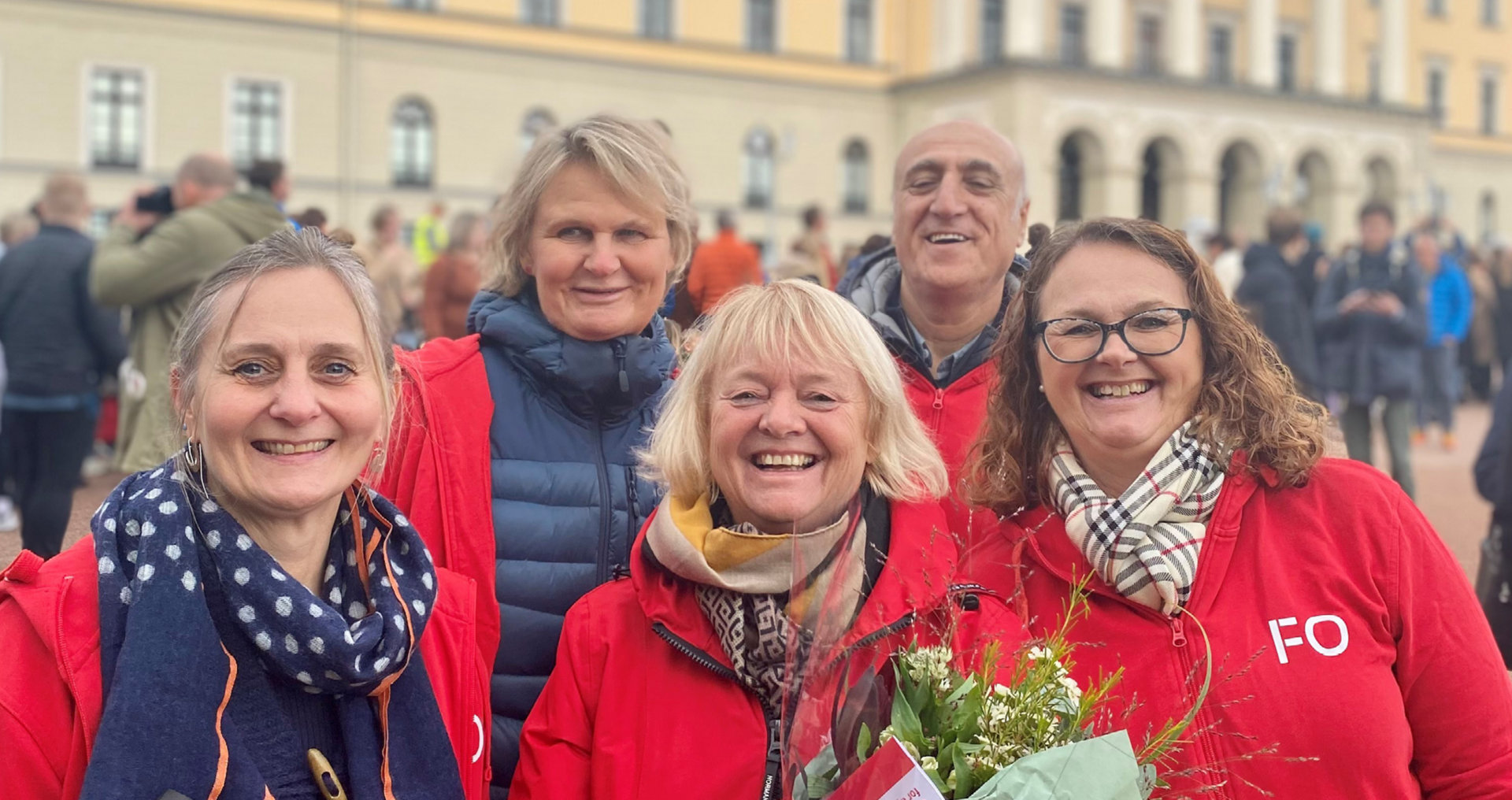 FO delegasjon med blomster