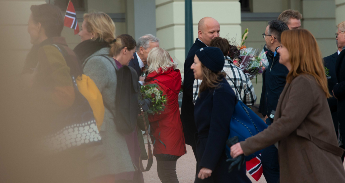 FO stilte med blomsterdryss til ny regjering på Slottsplassen