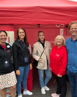 Stas med besøk av forbundslederen på stand. Fra v Torunn B. Steinsholt, Wenche Kongerød, Krisitne Amundsen, forbundsleder Mimmi Kvisvik og Vidar Byholt.