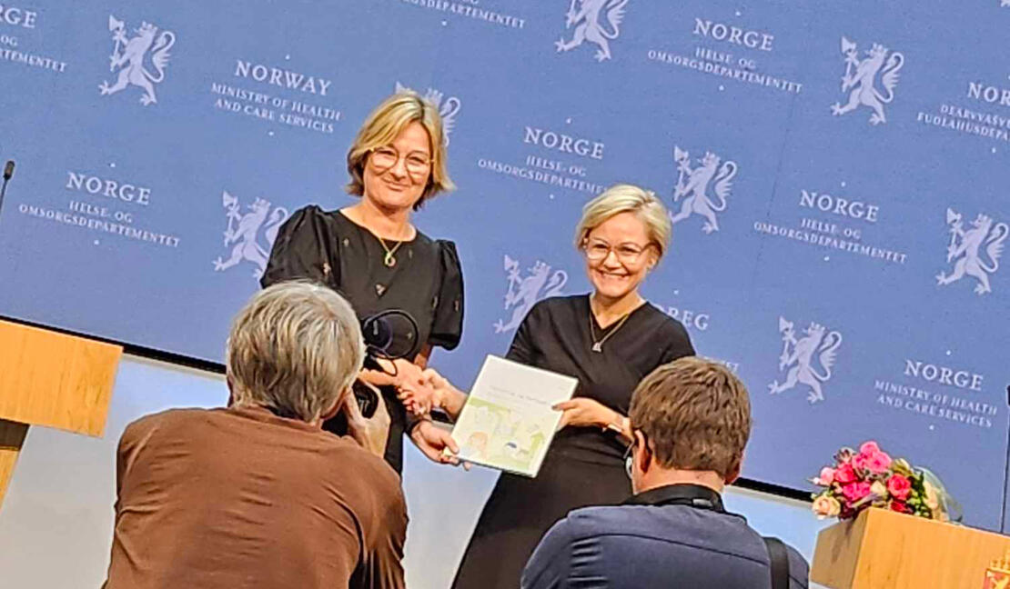 Helse- og omsorgsminister Ingvild Kjerkol og utvalgsleder Benedicte Thorsen-Dahl.