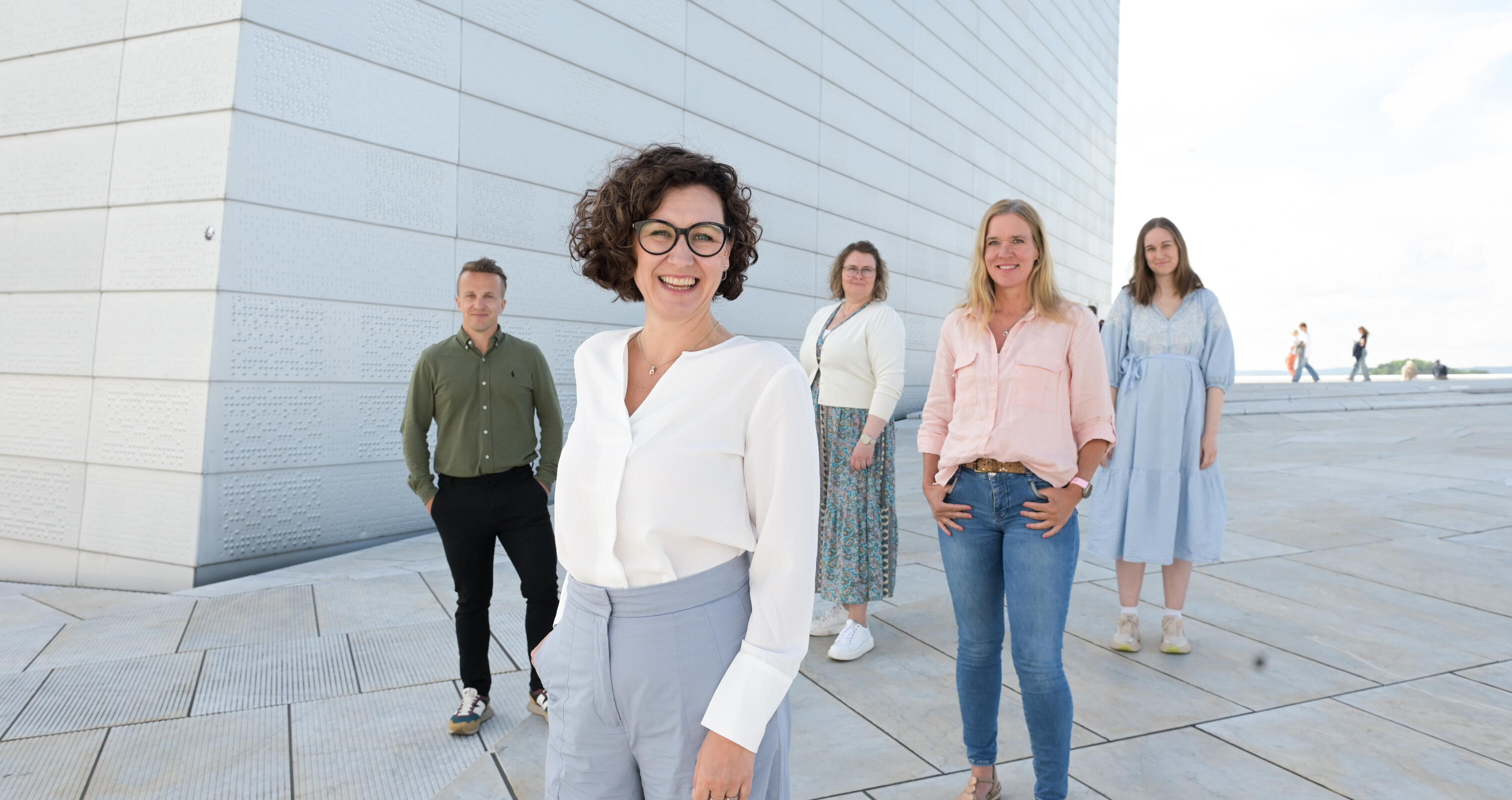 Forbundsleder Marianne Solberg (foran) ønsker alle FO-medlemmer god sommer - sammen med AU-medlem Ole Henrik Kråkenes (bak t.v.), AU-medlem Marit S. Isaksen, nestleder Lisbeth Berntsen Grandalen og AU-medlem Ina Libak God sommer fra FOs forbundsledels