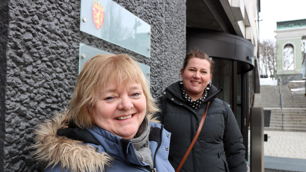 FO-leder Mimmi Kvisvik, og Kathrine Haugland Martinsen fra politisk ledelse i FO på vei inn i departementet for forhandlinger.